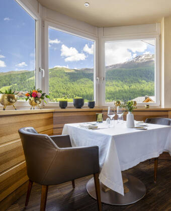 Från både rummen och restaurangens terrass kan du njuta av vidsträckt, oavbruten utsikt över det omgivande landskapet.