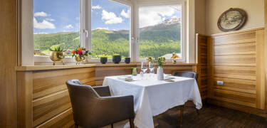 Sowohl von den Zimmern als auch von der Restaurantterrasse aus können Sie einen weiten, unverbauten Blick auf die umliegende Landschaft genießen.