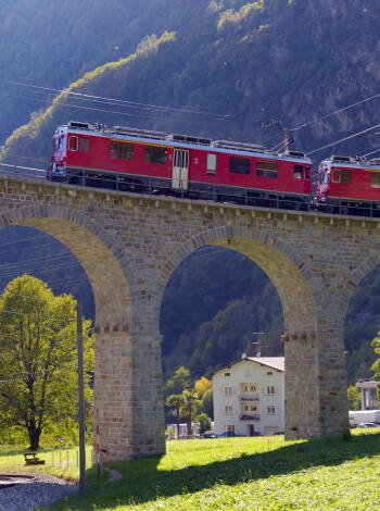 Bernina Express, en järnvägslinje som finns med på UNESCO:s världsarvslista, ligger inom räckhåll och erbjuder en naturskön dagstur genom Alperna.