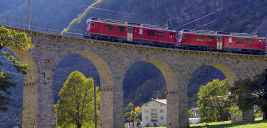 Bernina Express, en jernbanelinje som er oppført på UNESCOs verdensarvliste, ligger innen rekkevidde og gir mulighet for en naturskjønn dagstur gjennom Alpene.