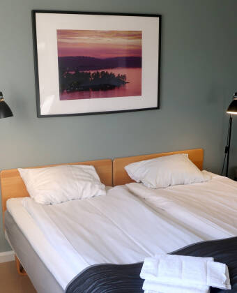 Das Nipanhotellet verfügt über einfache, aber komfortable Zimmer, die Ihnen alles bieten, was Sie für einen erholsamen Urlaub benötigen.