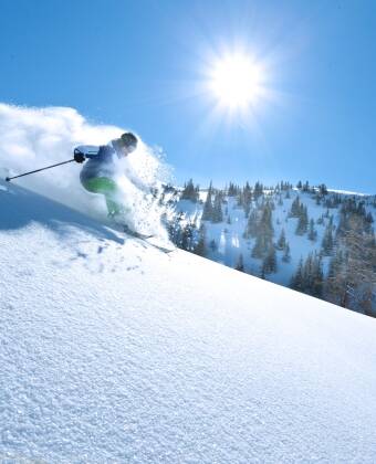 Om vinteren inviterer det nærliggende skisportssted Hallstaberget dig til at tilbringe dagen på pisterne.