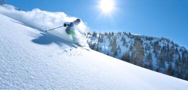 Im Winter lädt das nahe gelegene Skigebiet Hallstaberget zu einem Tag auf der Piste ein.