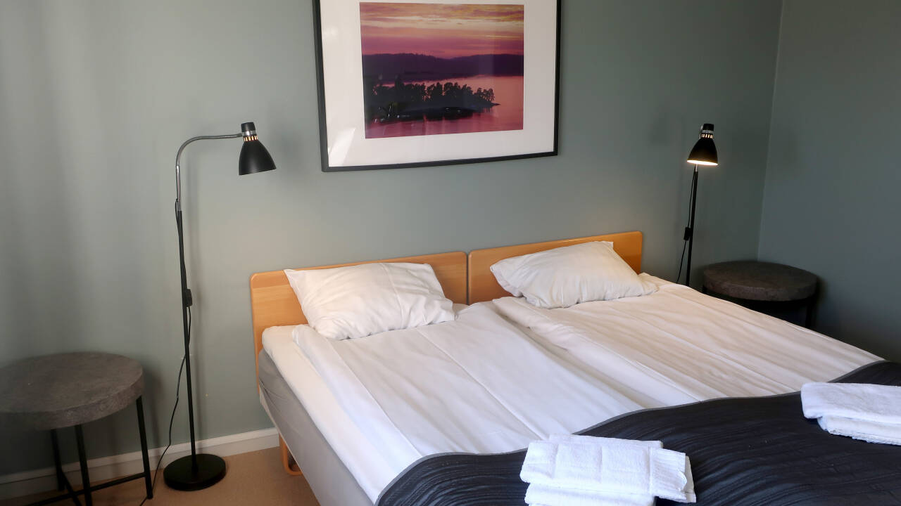 Nipanhotellet har enkle, men komfortable rom som tilbyr alt du trenger for en avslappende ferie.
