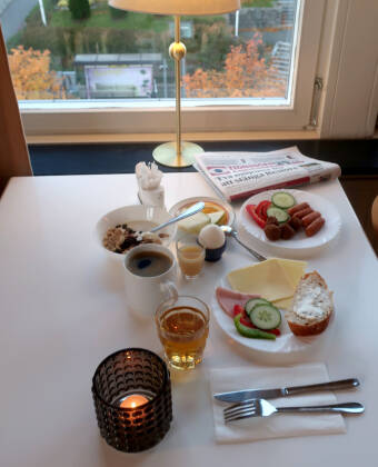 Börja dagen med en generös frukostbuffé med lokala smaker.