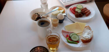 Börja dagen med en generös frukostbuffé med lokala smaker.