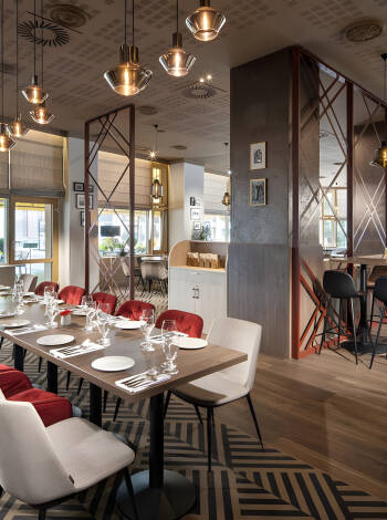 Njut av utsökt mat på Restaurant La Brasserie och få 10% rabatt på din måltid som hotellgäst.
