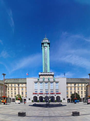 Från utsiktstornet i det nya stadshuset kan du njuta av en vidsträckt panoramautsikt över staden.