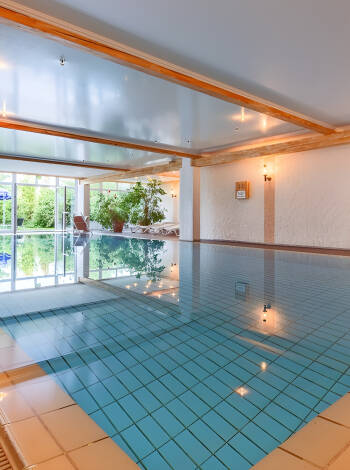 Slappna av i wellnessavdelningen med inomhuspool.