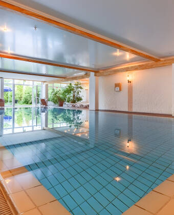 Entspannen Sie im Wellnessbereich mit Hallenbad.