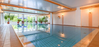 Slappna av i wellnessavdelningen med inomhuspool.