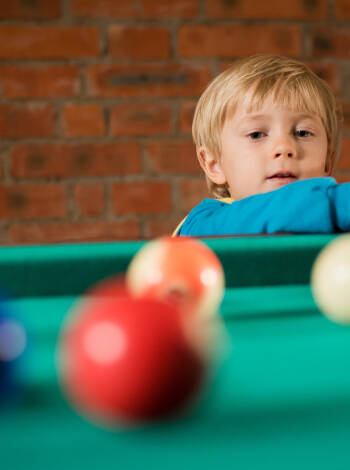 Utmana familjen eller resesällskapet på en runda bowling eller biljard.