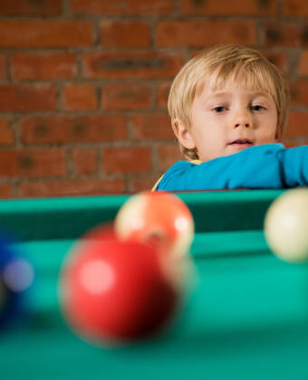 Utmana familjen eller resesällskapet på en runda bowling eller biljard.