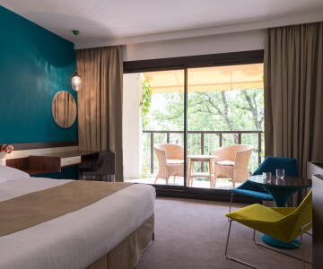 Die eleganten Zimmer und Suiten verfügen über private Balkone oder Terrassen für zusätzlichen Komfort.