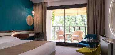 Die eleganten Zimmer und Suiten verfügen über private Balkone oder Terrassen für zusätzlichen Komfort.