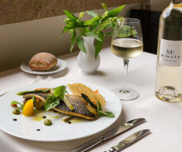 Genießen Sie provenzalische und internationale Aromen in einem raffinierten, einladenden Restaurant.