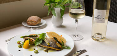 Genießen Sie provenzalische und internationale Aromen in einem raffinierten, einladenden Restaurant.