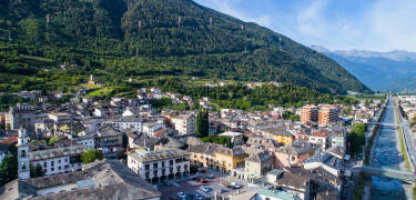 In Tirano, einer Stadt mit lokalem Charme und alpinem Charakter, sind Sie nur wenige Schritte von Cafés, Sehenswürdigkeiten und dem Bahnhof entfernt.