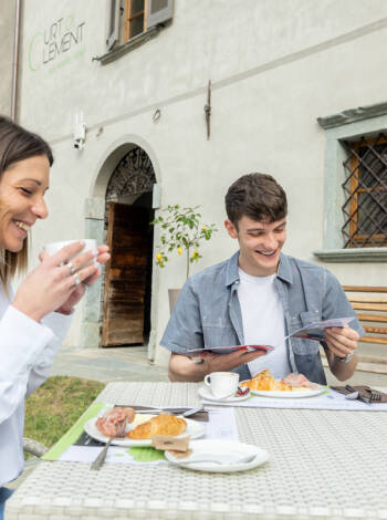 Genießen Sie ein reichhaltiges Frühstück mit regionalen, hausgemachten und biologischen Produkten, das für jeden Geschmack etwas bietet.