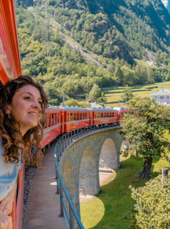 Steigen Sie in den kultigen Bernina Express und gleiten Sie auf einer der spektakulärsten Bahnreisen Europas durch alpine Landschaften.