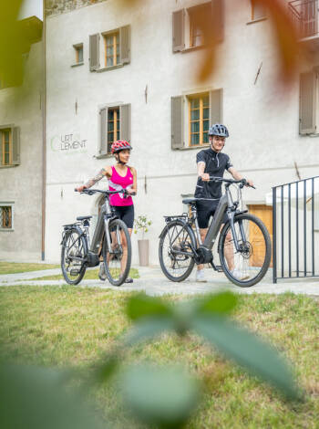 Das Personal hilft Ihnen gerne bei der Planung unvergesslicher Radtouren, Wanderrouten oder E-Bike-Abenteuer in den umliegenden Tälern.