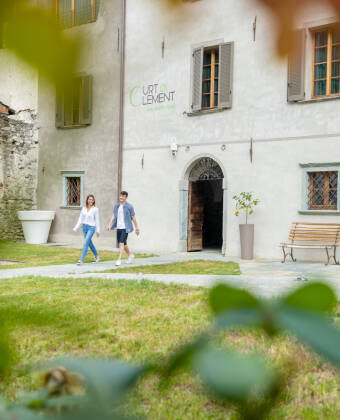 Som Italiens første økomobilitetshotel er Curt di Clement engageret i grøn praksis og opmuntrer til rejsevalg med lav påvirkning.