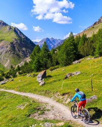 Das Hotel liegt direkt an malerischen Radwegen – ideal für einen aktiven Urlaub in den Bergen.