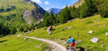 Hotellet ligger precis intill vackra cykelleder – perfekt för en aktiv semester i bergen.