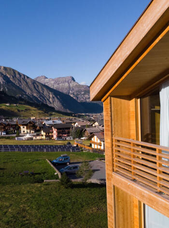 Nyt en fantastisk utsikt over fjellene rundt fra din private balkong.