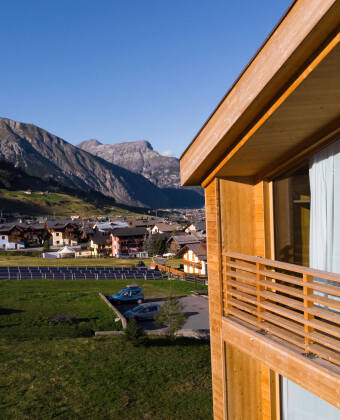 Genießen Sie von Ihrem privaten Balkon aus einen herrlichen Blick auf die umliegenden Berge.