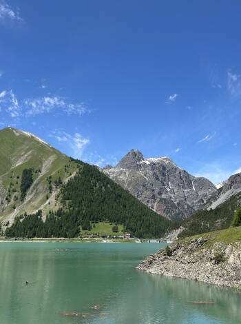 Der Livigno-See liegt auf der anderen Seite der Stadt und ist ein großartiger Ort, um sich am Wasser zu entspannen oder einen malerischen Spaziergang zu genießen.