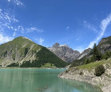 Der Livigno-See liegt auf der anderen Seite der Stadt und ist ein großartiger Ort, um sich am Wasser zu entspannen oder einen malerischen Spaziergang zu genießen.