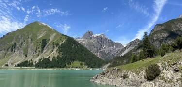 Livigno-sjøen ligger på den andre siden av byen og er et flott sted for å slappe av ved vannet eller nyte en naturskjønn tur.