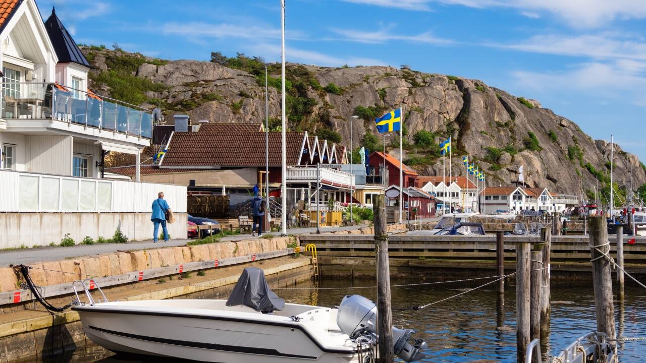Gå en tur langs molen, se på bådene og nyd den livlige atmosfære ved havet i Grebbestad.