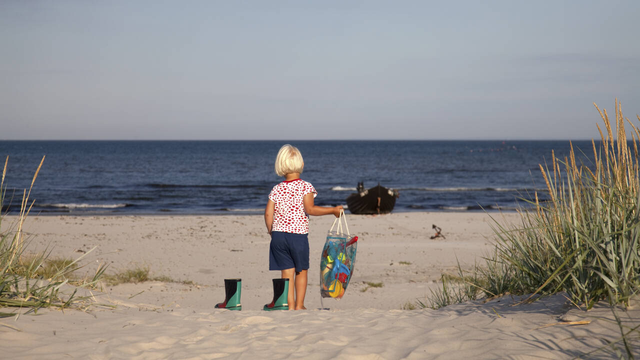 Kun få steg fra GrebbestadFjorden finner du en barnevennlig sandstrand.