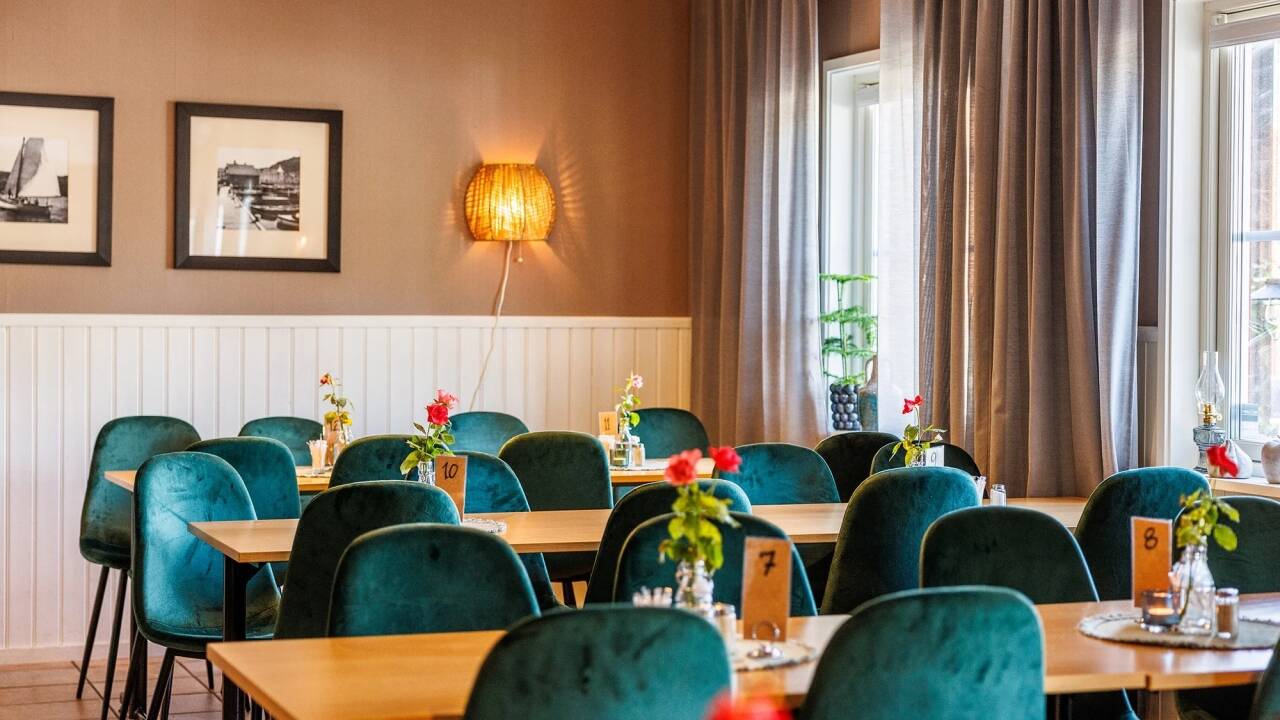 Morgenmad er inkluderet i opholdet, og hotellet tilbyder også en pakke med middag.