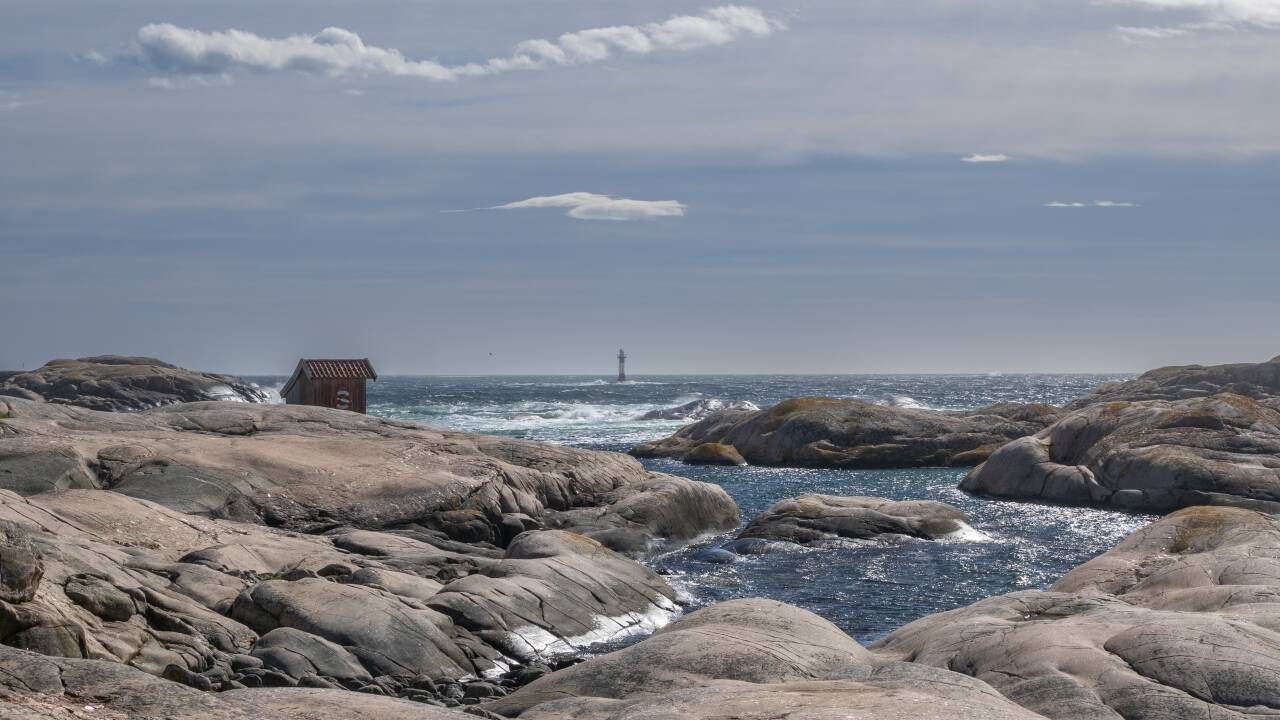 Det nærliggende Tjurpannan Naturreservat byder på en dramatisk klippekyst og fremragende vandreture i uberørt natur.