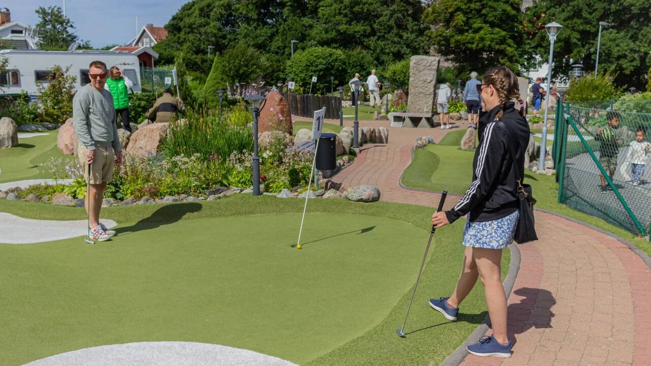 Hav det sjovt med minigolf, en perfekt måde at tilbringe en solrig eftermiddag på, kun få skridt fra dit værelse.
