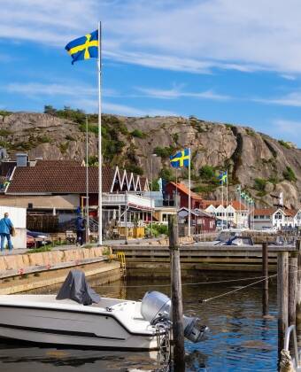 Promenera längs piren, titta på båtarna och njut av den livliga strandatmosfären i Grebbestad.