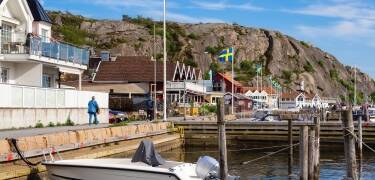 Promenera längs piren, titta på båtarna och njut av den livliga strandatmosfären i Grebbestad.