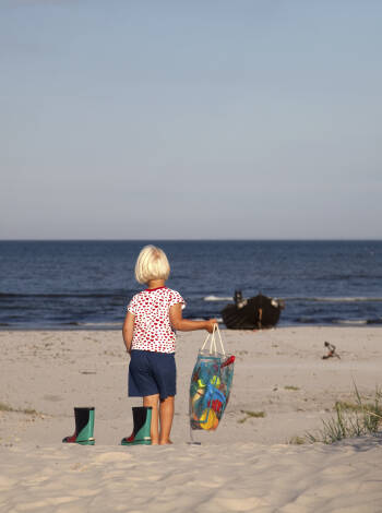 Bara några steg från Grebbestadfjorden hittar du en barnvänlig sandstrand.