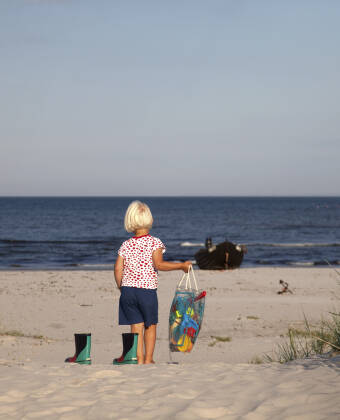 Kun få skridt fra GrebbestadFjorden finder du en børnevenlig sandstrand.