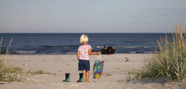 Nur wenige Schritte vom GrebbestadFjorden entfernt finden Sie einen kinderfreundlichen Sandstrand.