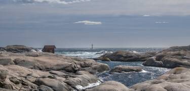 Det närliggande naturreservatet Tjurpannan erbjuder en dramatisk klippig kust och utmärkta vandringsmöjligheter i orörd natur.