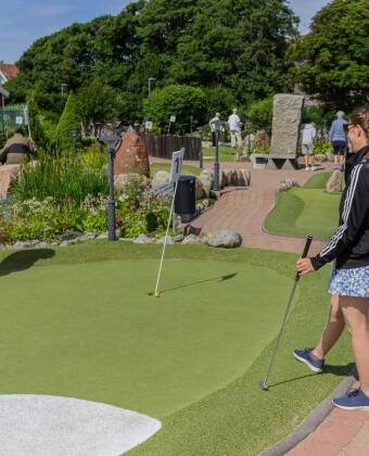 Genießen Sie eine Partie Minigolf, eine perfekte Möglichkeit, einen sonnigen Nachmittag zu verbringen, nur wenige Schritte von Ihrem Zimmer entfernt.