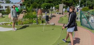 Genießen Sie eine Partie Minigolf, eine perfekte Möglichkeit, einen sonnigen Nachmittag zu verbringen, nur wenige Schritte von Ihrem Zimmer entfernt.