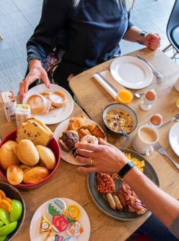 Opholdet inkluderer morgenmadsbuffet med et generøst udvalg af brød, frugt, varme retter og økologiske muligheder.