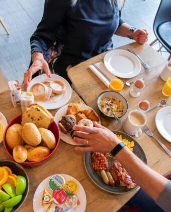 Im Aufenthalt enthalten ist ein Frühstücksbuffet mit einer großen Auswahl an Brot, Obst, warmen Speisen und Bio-Optionen.