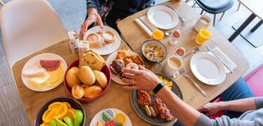 I vistelsen ingår en frukostbuffé med ett generöst utbud av bröd, frukt, varma rätter och ekologiska alternativ.