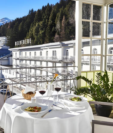 Börja dagen med en generös frukostbuffé och upptäck schweiziska, internationella och säsongsinspirerade italienska rätter. Carigiet Bar & Lounge är den perfekta platsen för en kopp kaffe, en bit kaka eller en kvällscocktail.